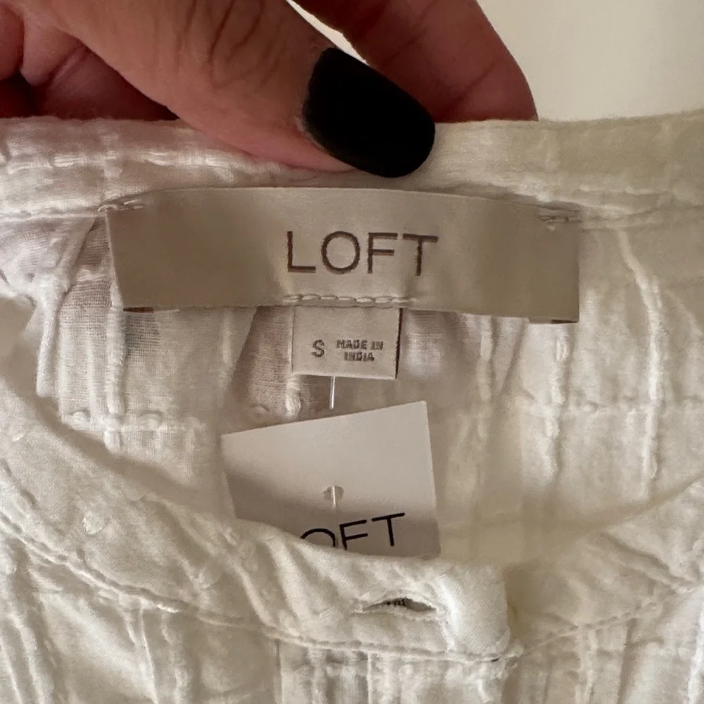 Sleeveless White Button-Up Women's Top - Picture 8 of 9